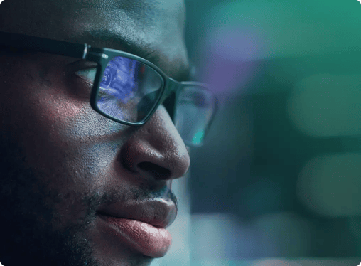 analyst-closeup-monitoring